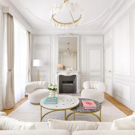 Stunning Parisian On Champs-élysées